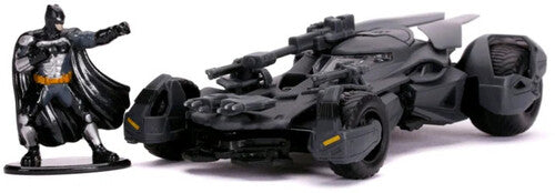 DC Justice League - 1:32 2017 Batmobile Die-Cast Car & Batman Figure