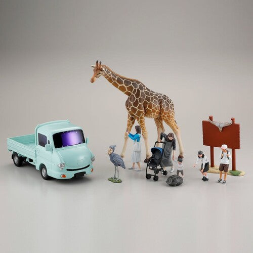 ARTPLA - 1:35 Scale Tourists & Giraffes Set